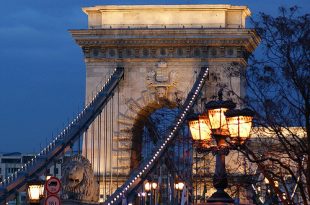 Chain Bridge photo by Hans Dinkelberg